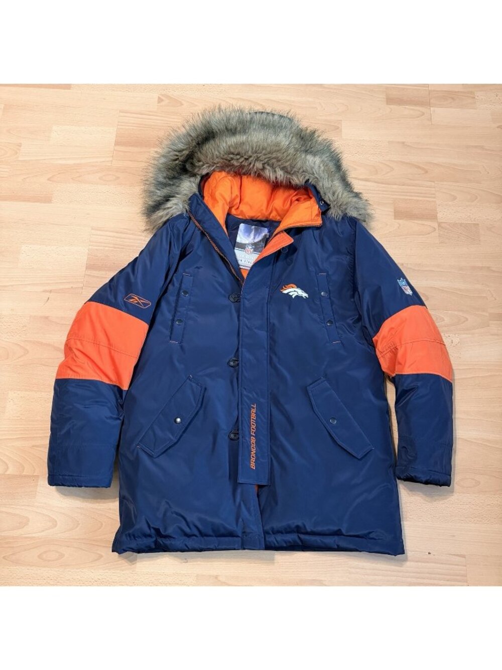 Vintage Reebok Denver Broncos NFL Heavy Coat Quilted Fur Hood Size Medium NWT